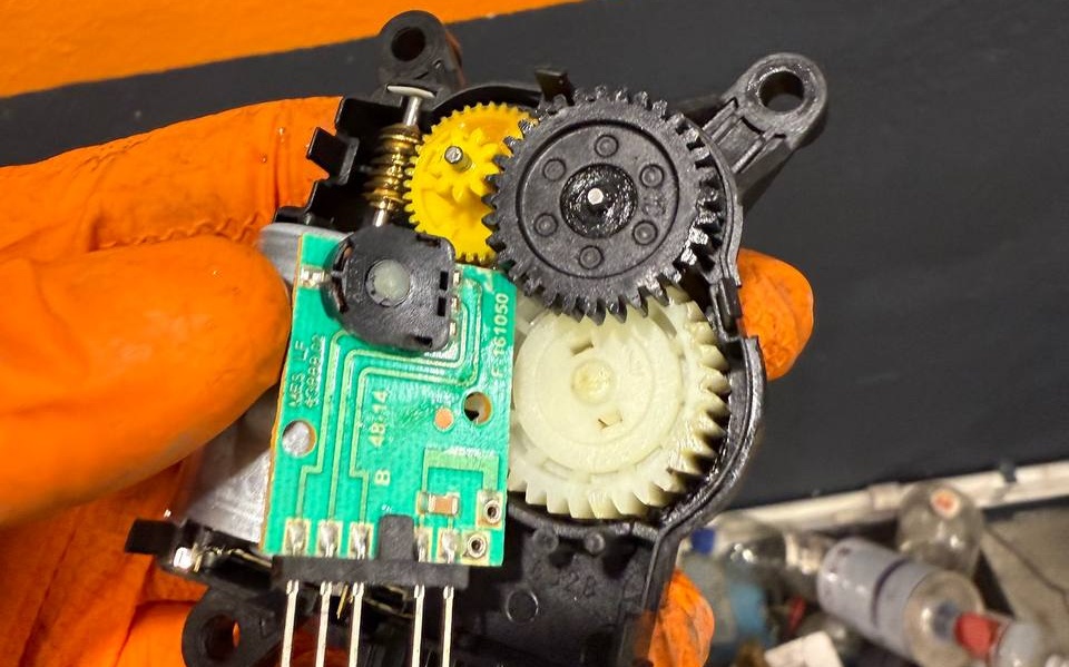 Ремонт/замена сервопривода заслонок отопителя